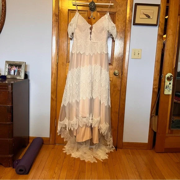 Elegant Lace Off-Shoulder Dress - Picture 3 of 4